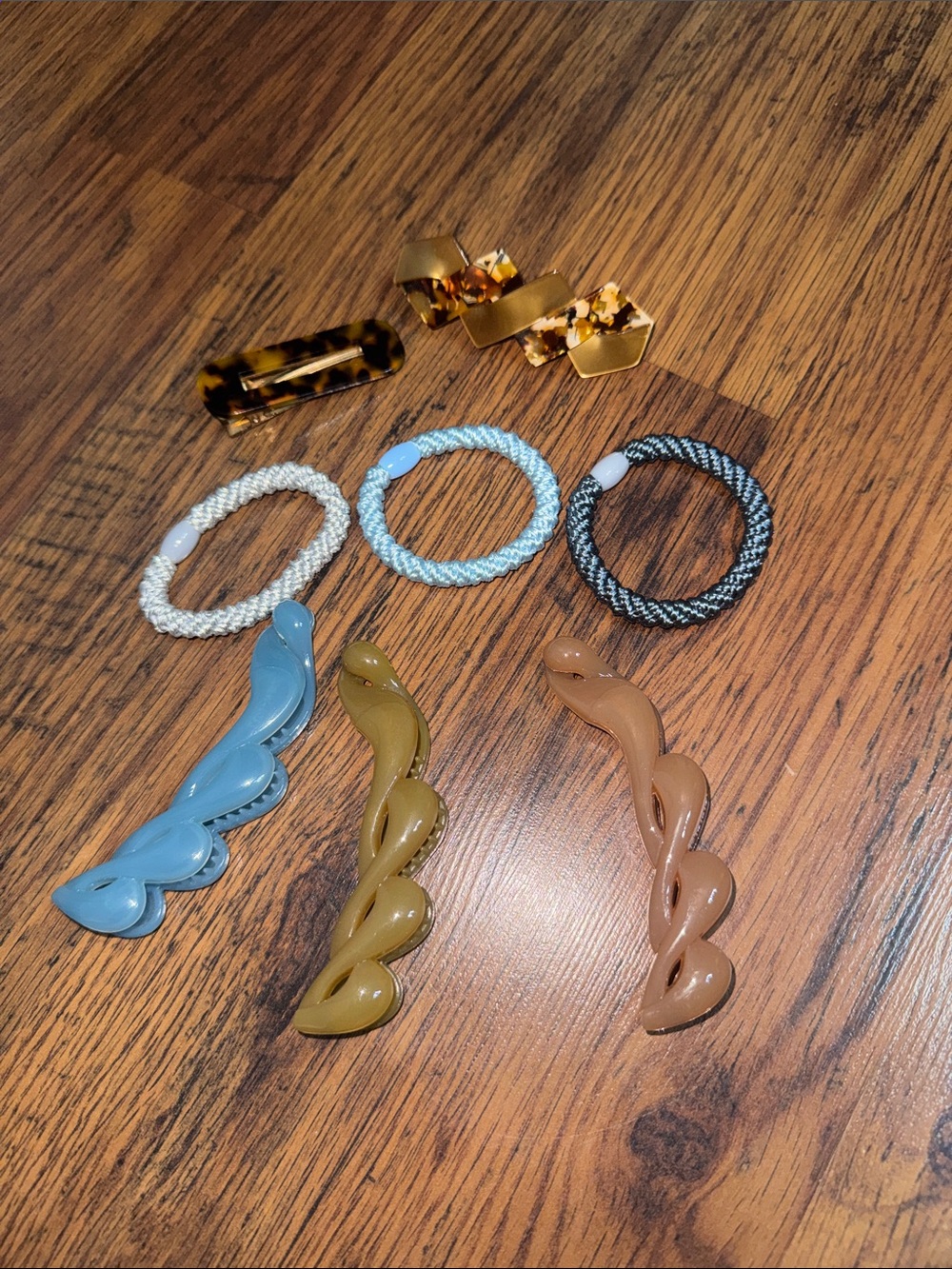 Womenโs Neutral & Blue Twist Hair Clips and Elastics Set C1.B.3L